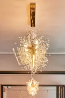 민들레처럼 피어나는 크리스탈 샹들리에 디테일